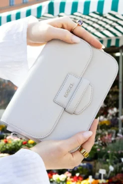 Cara Umhängetasche small - almond (beige)